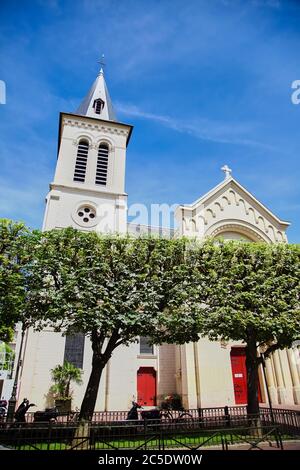 Katholische Kirche Saint Justin: Religiöse Gebäude im neo-mittelalterlichen Stil mit Glockenturm und Turm. Levallois-Perret, Frankreich, Europa Stockfoto