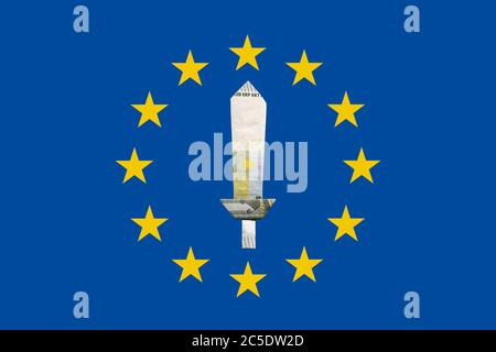 Fünf-Euro-Banknote gefaltet in Form eines Schwertes, umgeben von der offiziellen Flagge Europas, zwölf fünfzackige Sterne auf einem blauen Feld. Stockfoto