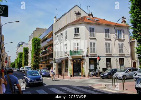 Levallois-Perret, Frankreich - 28. Juni 2015: Kreuzung Rue Rivay und Rue Camille Pelletan. Fassade des Gebäudes mit einem japanischen Restaurant. Peopl Stockfoto