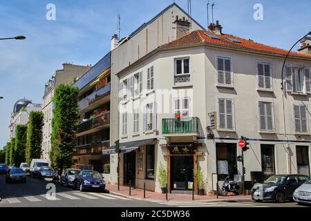 Levallois-Perret, Frankreich - 28. Juni 2015: Kreuzung Rue Rivay und Rue Camille Pelletan. Fassade des Gebäudes mit einem japanischen Restaurant Stockfoto