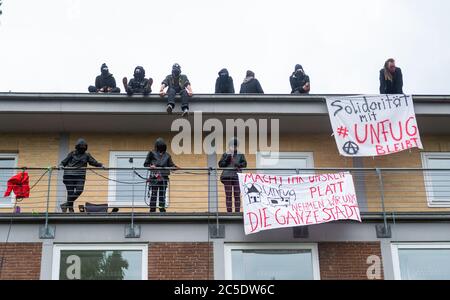 02. Juli 2020, Niedersachsen, Lüneburg: Unterstützer eines alternativen Wohnprojekts besetzen ein leerstehendes Gebäude. Mit dieser Aktion wollen die Demonstranten gegen die Lüneburger Wohnungspolitik protestieren. Foto: Philipp Schulze/dpa Stockfoto