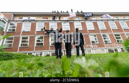 02. Juli 2020, Niedersachsen, Lüneburg: Unterstützer eines alternativen Wohnprojekts besetzen ein leerstehendes Gebäude. Mit dieser Aktion wollen die Demonstranten gegen die Lüneburger Wohnungspolitik protestieren. Foto: Philipp Schulze/dpa Stockfoto