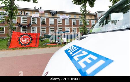 02. Juli 2020, Niedersachsen, Lüneburg: Unterstützer eines alternativen Wohnprojekts besetzen ein leeres Gebäude. Mit dieser Aktion wollen die Demonstranten gegen die Lüneburger Wohnungspolitik protestieren. Foto: Philipp Schulze/dpa Stockfoto