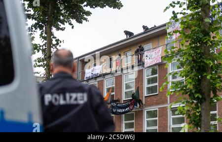 02. Juli 2020, Niedersachsen, Lüneburg: Unterstützer eines alternativen Wohnprojekts besetzen ein leerstehendes Gebäude. Mit dieser Aktion wollen die Demonstranten gegen die Lüneburger Wohnungspolitik protestieren. Foto: Philipp Schulze/dpa Stockfoto
