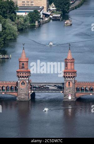 Berlin, Deutschland. Juli 2020. Blick auf die Oberbaumbrücke über die Spree, aufgenommen von den Treptowers. Quelle: Paul Zinken/dpa/Alamy Live News Stockfoto
