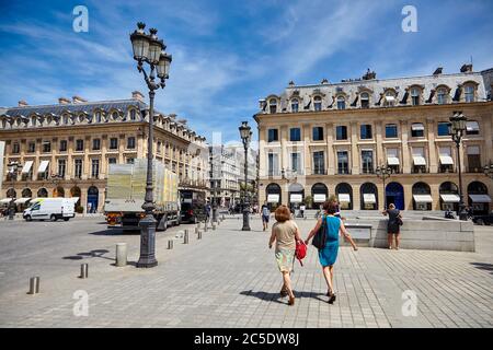 Paris, Frankreich - 29. Juni 2015: Menschen auf dem Place Vendôme. Sonniger Sommertag mit blauem Himmel und weißen Wolken Stockfoto