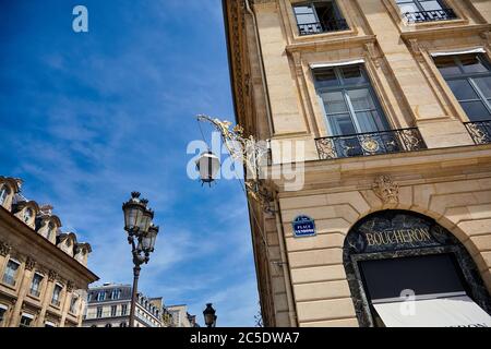 Paris, Frankreich - 29. Juni 2015: Schöne alte Straßenlaterne, die an der Ecke der Fassade des Gebäudes am Place Vendome hängt Stockfoto