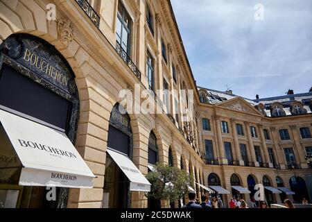 Paris, Frankreich - 29. Juni 2015: Fassade eines schönen historischen Gebäudes am Place Vendôme Stockfoto