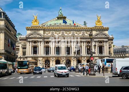 Paris, Frankreich - 29. Juni 2015: Palais oder Opera Garnier & die Nationale Musikakademie (Grand Opéra). Autos und Fußgänger auf dem Platz vor dem t Stockfoto