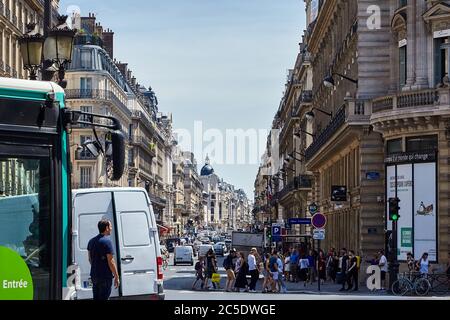 Paris, Frankreich - 29. Juni 2015: Place de l'Opéra. Fassaden von Gebäuden, Menschen, Autos, städtischen Verkehr auf den Straßen. Blick auf die Rue du Quatre Septemb Stockfoto