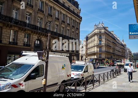 Paris, Frankreich - 29. Juni 2015: Rue Auber. Geparkte Autos auf der Stadtstraße Stockfoto