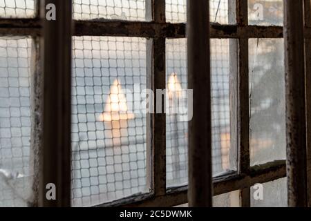 Blick auf verbarrte Fenster, Alcatraz Gefängnis Stockfoto