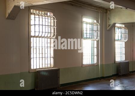 Blick auf verbarrte Fenster, Alcatraz Gefängnis Stockfoto