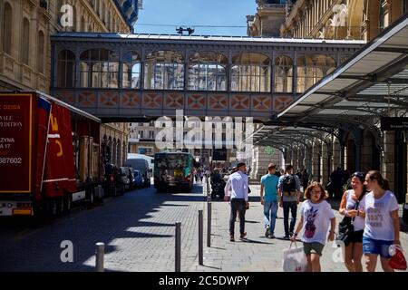 Paris, Frankreich - 29. Juni 2015: Rue Intérieure. Fassade des Bahnhofs Gare Saint-Lazare. Oberirdisch Glasdurchgang (Fußgängerbrücke über dem Kopf). P Stockfoto