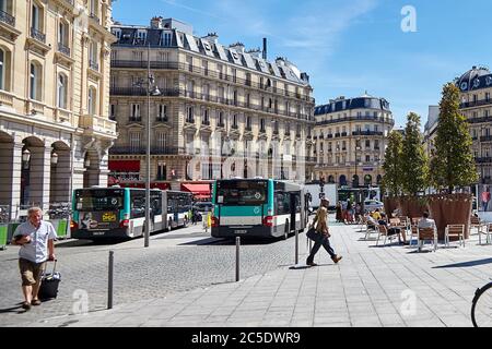 Paris, Frankreich - 29. Juni 2015: Cour de Rome. Menschen und öffentlichen Verkehrsmitteln. Bushaltestelle Stockfoto