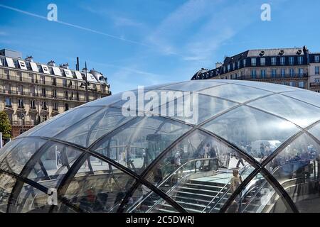 Paris, Frankreich - 29. Juni 2015: Cour de Rome. Moderner Glaseingang zur Metrostation Saint-Lazare Stockfoto