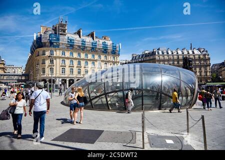 Paris, Frankreich - 29. Juni 2015: Cour de Rome. Moderner Glaseingang zur Metrostation Saint-Lazare Stockfoto