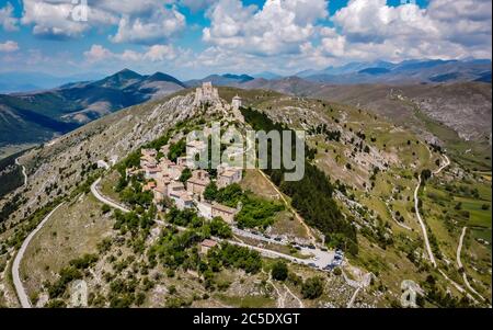 Alte mittelalterliche Burg von Rocca Calascio und das mittelalterliche Dorf Calascio, l'Aquila Bezirk, Abruzzen, Italien - Panoramablick Stockfoto