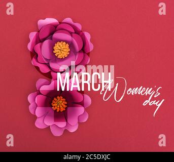 Draufsicht auf Papier rosa Papierblumen isoliert auf rot, 8 märz Illustration Stockfoto