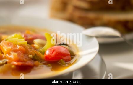 Vegetarische Gulaschsuppe in einer weißen Schüssel serviert. Stockfoto