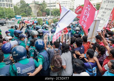 Dhaka, Bangladesch. Juli 2020. Die Linke Demokratische Allianz organisierte eine Kundgebung, bevor sie zum Büro des Premierministers marschierte, um die Aufhebung der Entscheidung zu fordern, staatliche Jutemühlen zu schließen und ihre Modernisierung in Dhaka, Bangladesch, am 2. Juli 2020 zu fordern. Quelle: Suvra Kanti das/ZUMA Wire/Alamy Live News Stockfoto