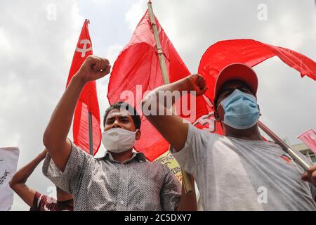 Dhaka, Bangladesch. Juli 2020. Die Linke Demokratische Allianz organisierte eine Kundgebung, bevor sie zum Büro des Premierministers marschierte, um die Aufhebung der Entscheidung zu fordern, staatliche Jutemühlen zu schließen und ihre Modernisierung in Dhaka, Bangladesch, am 2. Juli 2020 zu fordern. Quelle: Suvra Kanti das/ZUMA Wire/Alamy Live News Stockfoto