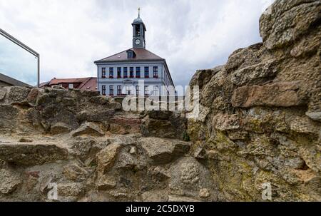 02. Juli 2020, Sachsen, Bischofswerda: Blick auf das Rathaus am Altmarkt über den Grundmauern des alten Rathauses, die teilweise exponiert und für jedermann zugänglich gemacht wurden. Die Stadt Bischofswerda in Ostsachsen will sich nicht durch Rechte aneignen. Nachdem der stadtrat am 30. Juni einstimmig gegen die Einrichtung eines sogenannten "Patriot Youth Centre" gestimmt hat, hat die Gemeinde nun ihre Position bekräftigt. Foto: Robert Michael/dpa-Zentralbild/dpa Stockfoto