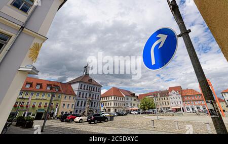 02. Juli 2020, Sachsen, Bischofswerda: Blick auf den Altmarkt mit dem Rathaus (l). Die Stadt Bischofswerda in Ostsachsen will sich nicht durch Rechte aneignen. Nachdem der stadtrat am 30. Juni einstimmig gegen die Einrichtung eines sogenannten "Patriot Youth Centre" gestimmt hat, hat die Gemeinde nun ihre Position bekräftigt. Foto: Robert Michael/dpa-Zentralbild/dpa Stockfoto