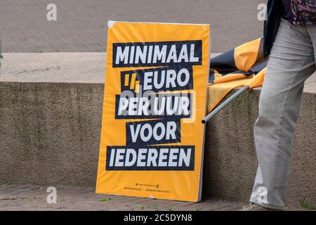 Plakat bei der Demonstration für 14 Euro Löhne in Amsterdam, Niederlande 1-7-2020 Stockfoto