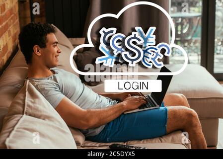 Lächelnder gemischter Rennmensch mit Laptop mit leerem Bildschirm nahe Wolke mit Geldzeichen und Login-Schriftzug Stockfoto