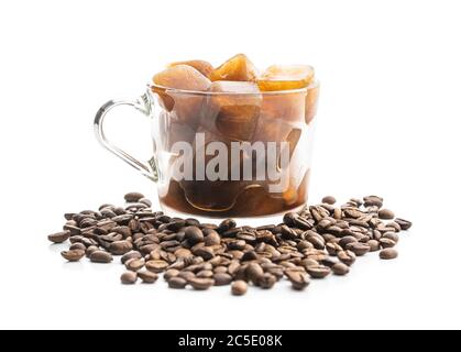 Gefrorener Kaffee. Kaffeeeiswürfel und Kaffeebohnen isoliert auf weißem Hintergrund. Stockfoto