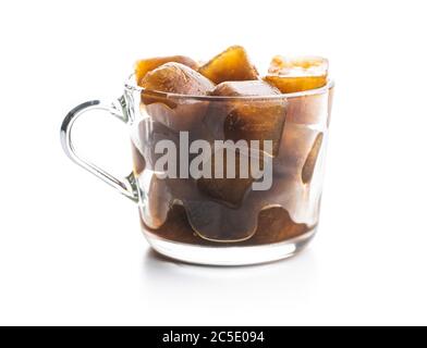 Gefrorener Kaffee. Kaffee Eiswürfel in Glas Tasse isoliert auf weißem Hintergrund. Stockfoto