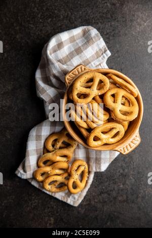 Knusprige Salzbrezeln in einer Schüssel. Draufsicht. Stockfoto