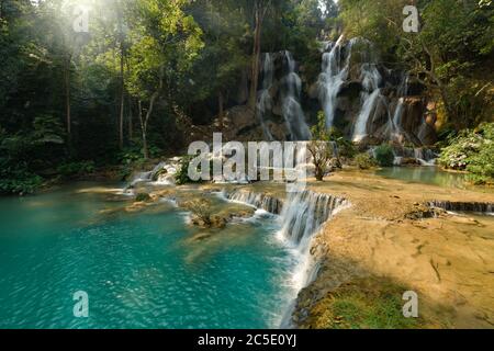 Kuang Xi oder Tat Kuang Si wunderschöner dreistufiger Wasserfall südlich von Luang Prabang Laos Südostasien. Stockfoto