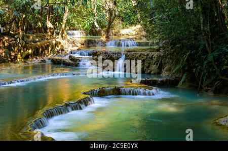 Kuang Xi oder Tat Kuang Si wunderschöner dreistufiger Wasserfall südlich von Luang Prabang Laos Südostasien. Stockfoto