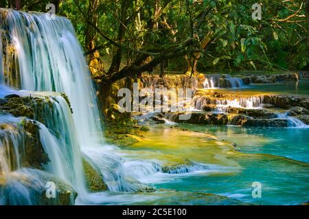 Kuang Xi oder Tat Kuang Si wunderschöner dreistufiger Wasserfall südlich von Luang Prabang Laos Südostasien. Stockfoto