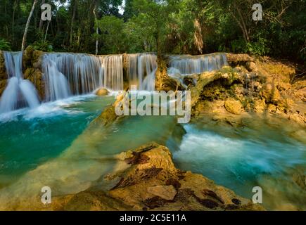 Kuang Xi oder Tat Kuang Si wunderschöner dreistufiger Wasserfall südlich von Luang Prabang Laos Südostasien. Stockfoto