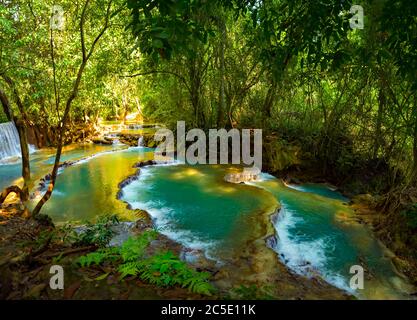 Kuang Xi oder Tat Kuang Si wunderschöner dreistufiger Wasserfall südlich von Luang Prabang Laos Südostasien. Stockfoto