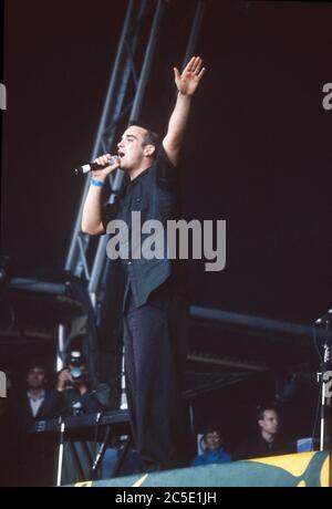 Robbie Williams beim Glastonbury Festival 1998, Worthy Farm Somerset, England, Großbritannien. Stockfoto