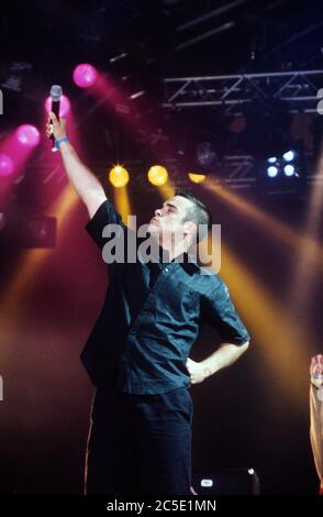 Robbie Williams beim Glastonbury Festival 1998, Worthy Farm Somerset, England, Großbritannien. Stockfoto