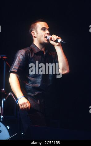 Robbie Williams beim Glastonbury Festival 1998, Worthy Farm Somerset, England, Großbritannien. Stockfoto