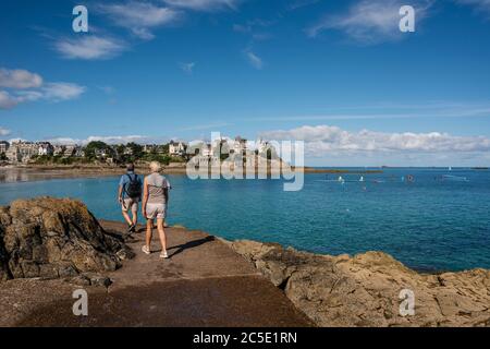 Ein Paar mittleren Alters, das entlang der Küste, Dinard, Bretagne, Frankreich, läuft Stockfoto