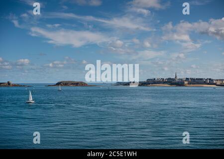 Fernansicht der ummauerten Stadt von St Malo von Dinard, Bretagne, Frankreich gesehen Stockfoto