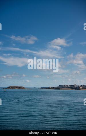 Fernansicht der ummauerten Stadt von St Malo von Dinard, Bretagne, Frankreich gesehen Stockfoto