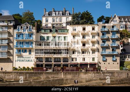 Blick auf den Fluss mit der Fähre von Dinard, Bretagne, Frankreich Stockfoto