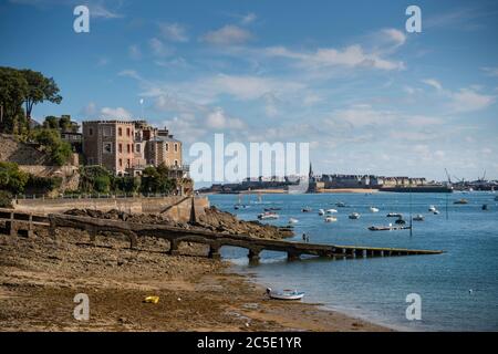 Fernansicht der ummauerten Stadt von St Malo von Dinard, Bretagne, Frankreich gesehen Stockfoto