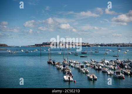 Fernansicht der ummauerten Stadt von St Malo von Dinard, Bretagne, Frankreich gesehen Stockfoto