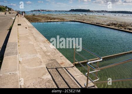 Meerwasserpool auf Plage du Prieure, Dinard, Bretagne, Frankreich Stockfoto