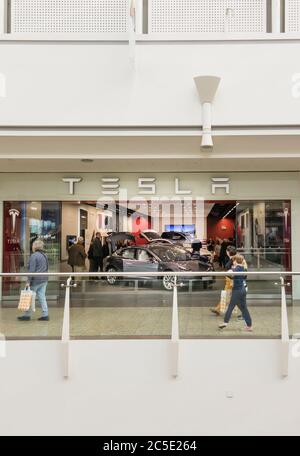 Tesla's Automotive Company Showroom an der Mall Cribbs Causeway, Bristol, Großbritannien Stockfoto