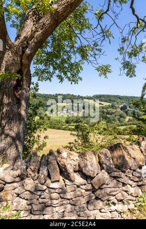 Das Cotswold Dorf Slad, Gloucestershire UK vom Swifts Hill aus gesehen Stockfoto